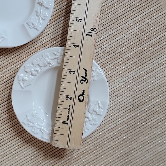 Wedgwood Queensware Ashtrays Trinket Dish White Cream Embossed Grape - Lot of 2 - Picture 5 of 5